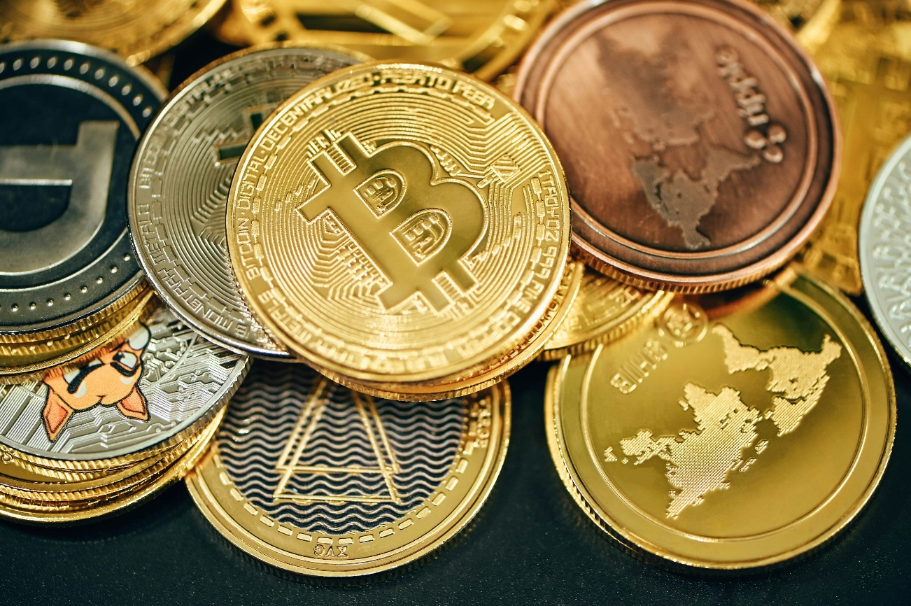 Close-up of stacked cryptocurrency coins, including Bitcoin and altcoins