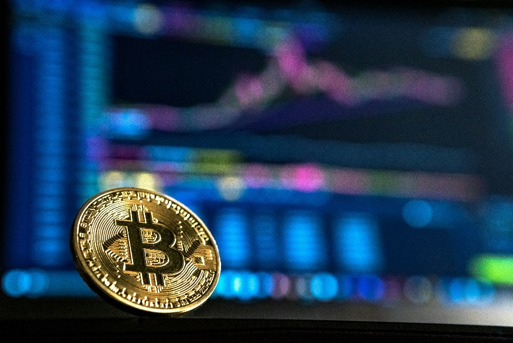 A single golden Bitcoin cryptocurrency coin.